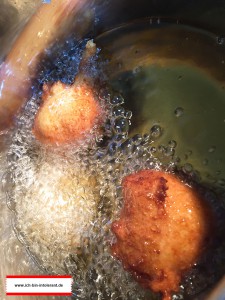 glutenfreie Quarkbällchen beim Ausbacken